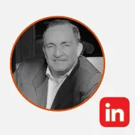 Una foto en blanco y negro de un hombre con traje y corbata con un ícono de LinkedIn en la esquina inferior derecha.