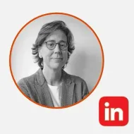 Fotografía en blanco y negro de una mujer con gafas, un blazer y un ícono de LinkedIn.
